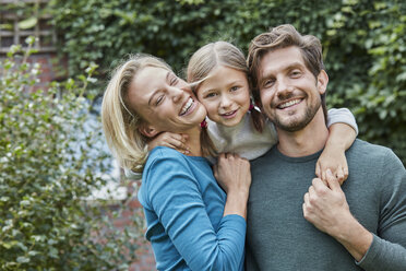 Porträt einer glücklichen Familie im Garten ihres Hauses - RORF01573