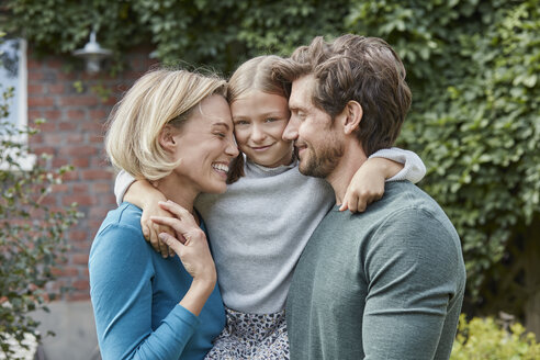 Porträt einer glücklichen Familie im Garten ihres Hauses - RORF01575