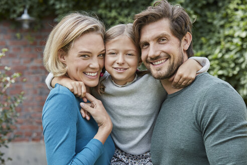 Portrait of happy family in garden of their home - RORF01578