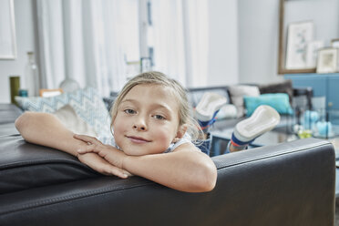 Porträt eines selbstbewussten Mädchens auf der Couch zu Hause - RORF01589