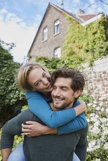 Portrait of happy couple in garden of their home - RORF01592