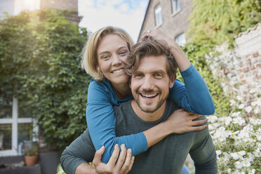 Portrait of happy couple in garden of their home - RORF01593