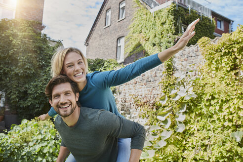 Portrait of happy couple in garden of their home - RORF01595