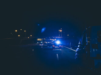 Polizeifahrzeuge bei einem Einsatz auf der Autobahn in Madrid, Spanien - OCMF00220