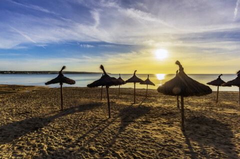 Spanien, Mallorca, El Arenal, Strand bei Sonnenaufgang, lizenzfreies Stockfoto