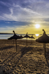 Spanien, Mallorca, El Arenal, Strand bei Sonnenaufgang - THAF02415