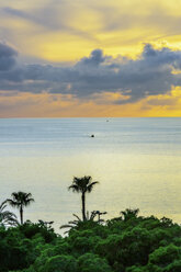 Spanien, Mallorca, El Arenal, Blick auf das Mittelmeer bei Sonnenaufgang - THAF02416