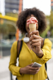 Frauenhand hält Eiswaffel, Nahaufnahme - MAUF02362