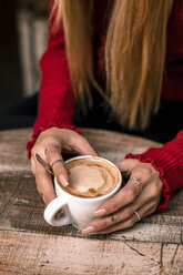 Frauenhände halten eine Tasse Kaffee, Nahaufnahme - ACPF00375