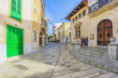 Spanien, Mallorca, Alcudia, Blick auf die Altstadt - THAF02422