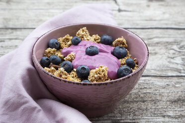 Schale Granola mit Mandeln, Blaubeeren und blaubeerigem Joghurt - LVF07665