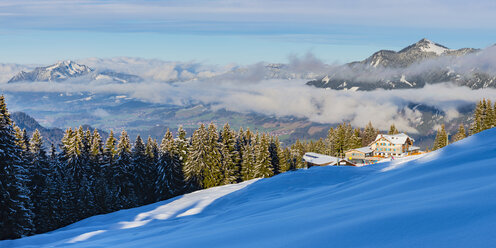 Deutschland, Bayern, Panoramablick auf die Bergstation des Söllerecks mit Illertal und Grünten im Winter - WG01289