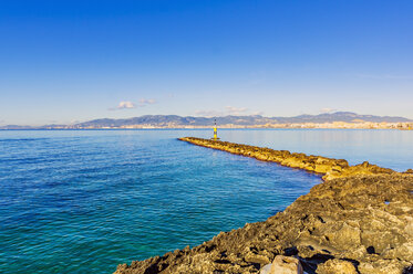 Spanien, Mallorca, Küste bei Portixol - THAF02429