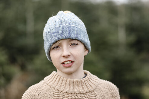 Porträt eines Jungen mit Wollmütze - KMKF00725