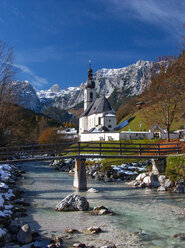 Germamny, Oberbayern, Ramsau, Pfarrkirche St. Sebastian mit Reiteralpe im Hintergrund - WWF04869