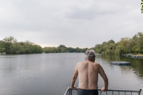 Älterer Mann an einem See stehend - GUSF01833