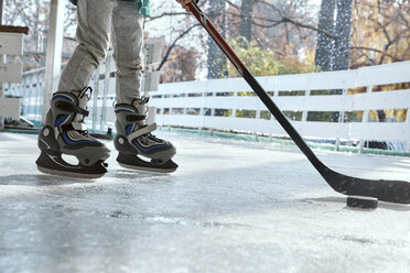 Eishockey spielender Junge, niedriger Ausschnitt - ZEDF01795