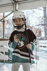 Porträt eines Jungen in Eishockeyausrüstung - ZEDF01796