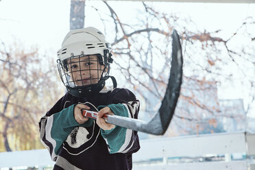 Porträt eines Jungen in Eishockeyausrüstung - ZEDF01797