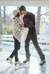 Couple kissing on the ice rink - ZEDF01799
