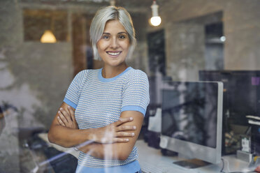 Hübsche Frau im Büro stehend, Porträt - PNEF01130