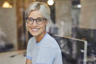 Hübsche Frau im Büro stehend, Porträt - PNEF01131