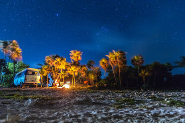 Mexiko, Yucatan, Quintana Roo, Tulum, Wohnmobil am Strand bei Nacht mit Palmen - MMAF00775