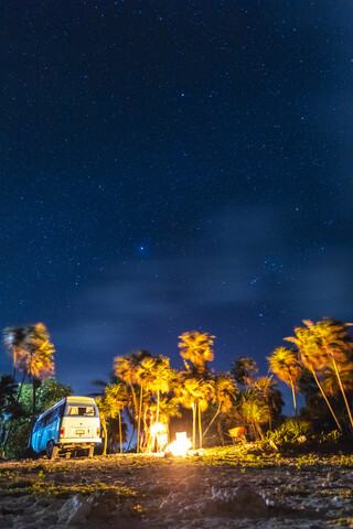 Mexiko, Yucatan, Quintana Roo, Tulum, Wohnmobil am Strand bei Nacht mit Palmen, lizenzfreies Stockfoto