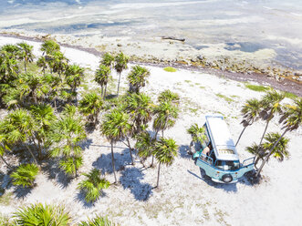 Mexiko, Yucatan, Quintana Roo, Tulum, Drohnenansicht eines Wohnmobils am Strand mit Palmen - MMAF00779