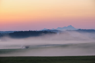 Deutschland, Bayern, Alpenvorland bei Dietramszell, Dämmerung mit Nebel - SIEF08345