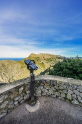 Spanien, Mallorca, Port de Soller, münzbetriebenes Fernglas auf Aussichtsterrasse - THAF02445