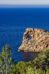 Spanien, Balearen, Mallorca, Küste bei Sa Foradada - THAF02462