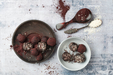 Truffle with aronia powder and cocos - MYF02073