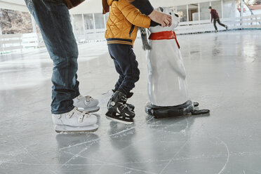 Großvater und Enkel auf der Eisbahn, Schlittschuhlaufen, mit Eisbärenfigur als Requisite - ZEDF01802