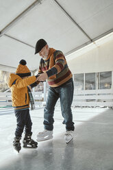 Großvater und Enkel auf der Eisbahn, Schlittschuhlaufen - ZEDF01808