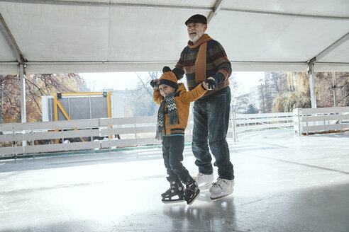 Großvater und Enkel auf der Eisbahn, Schlittschuhlaufen - ZEDF01810