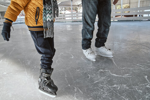 Großvater und Enkel auf der Eisbahn, Schlittschuhlaufen - ZEDF01814