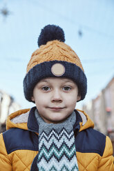Porträt eines kleinen Jungen mit Wollmütze - ZEDF01820