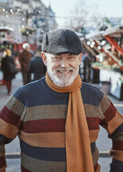 Porträt eines reifen Mannes auf dem Weihnachtsmarkt - ZEDF01821