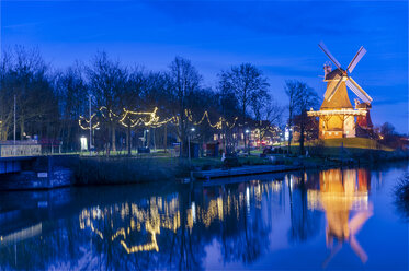 Deutschland, Niedersachsen, Krummhorn, Greetsiel, Historische Windmühle bei Nacht - FRF00793