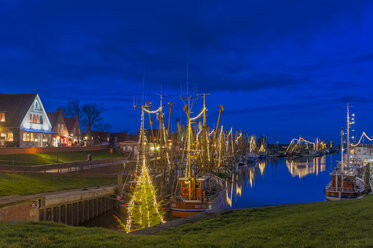 Deutschland, Niedersachsen, Krummhorn, Greetsiel, Weihnachtsatmosphäre am Hafen - FRF00795