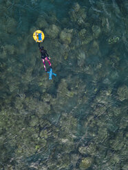 Freitaucher mit Boje im Meer - KNTF02613