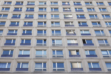 Deutschland, Berlin-Mitte, Teil der Fassade eines Betonhochhauses mit Spiegelung des Fernsehturms - GWF05800