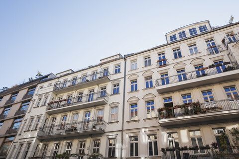 Deutschland, Berlin-Mitte, historisch sanierte Mehrfamilienhäuser, lizenzfreies Stockfoto