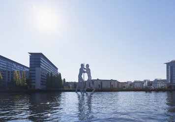 Deutschland, Berlin, Blick auf Treptow mit der Skulptur 'Molecule Man' und der Spree im Vordergrund - GWF05807