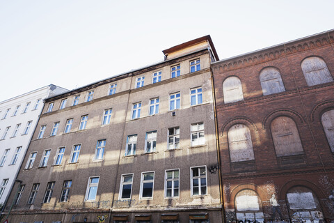 Deutschland, Berlin-Mitte, historisches unsaniertes Mehrfamilienhaus, lizenzfreies Stockfoto