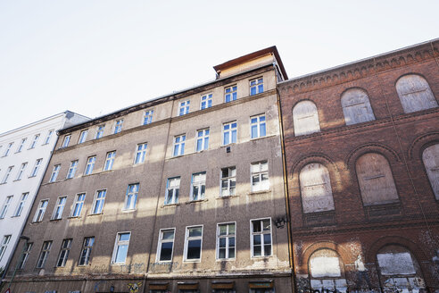 Deutschland, Berlin-Mitte, historisches unsaniertes Mehrfamilienhaus - GWF05810