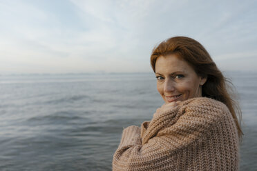 Germany, Hamburg, portrait of smiling woman at the Elbe shore - JOSF02878