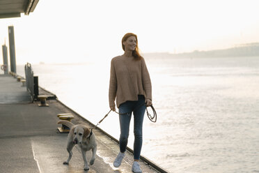 Deutschland, Hamburg, Frau mit Hund auf der Seebrücke am Elbufer - JOSF02902