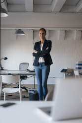 Porträt einer selbstbewussten Geschäftsfrau, die im Büro steht - JOSF03010